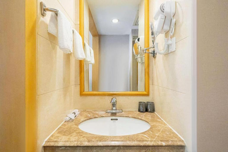 Bathroom 4, Riverview Hotel on the Bund, Shanghai