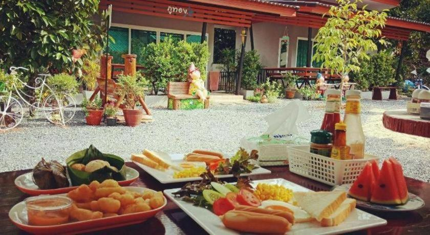 Food & Drinks, Baan Bhuriwat Kiriwong, Lan Saka