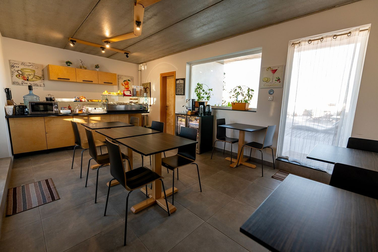 Food & Drinks 5, Estrella Lodging