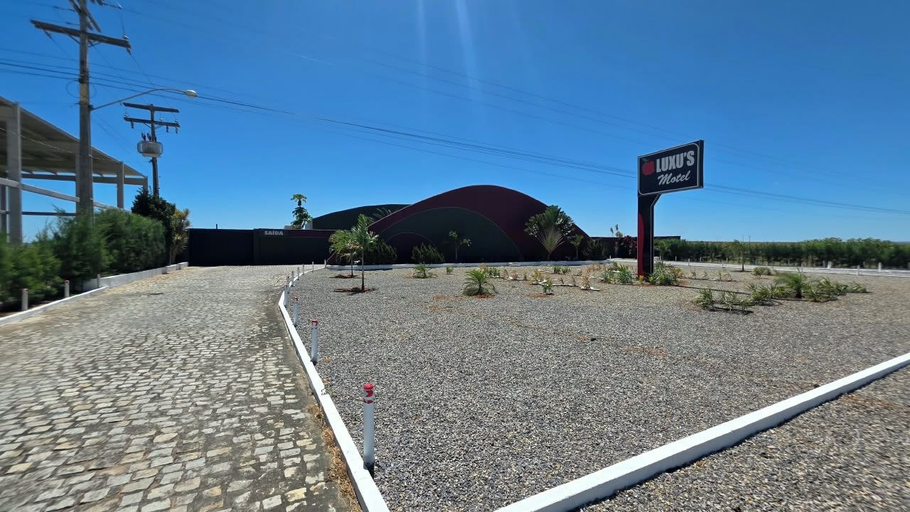 Property grounds 2, Luxus Motel, Tucano