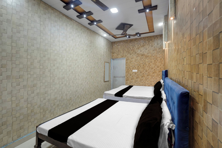 Room 4, Townhouse Kolkata RabindraHotel, Sultanpur
