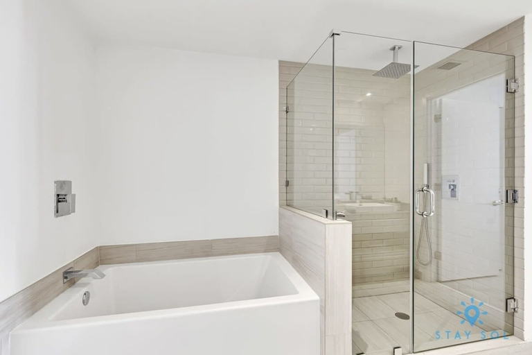 Room 3, Luxury 2BR Pools Free Parking, Broward
