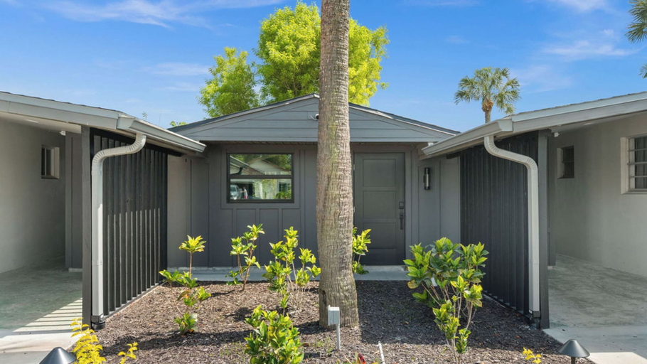 Exterior 2, Seaturtle Cottage by Avantstay Lakefront + Firepit + Grill Vanderbilt Beach, Collier
