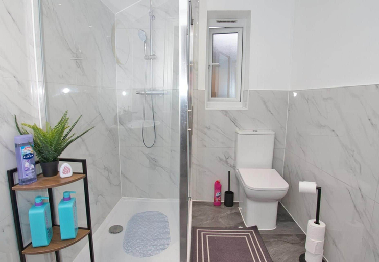 Bathroom 2, Gorgeous 3 Bed Home - Contractor & Corporate Stays, Medway