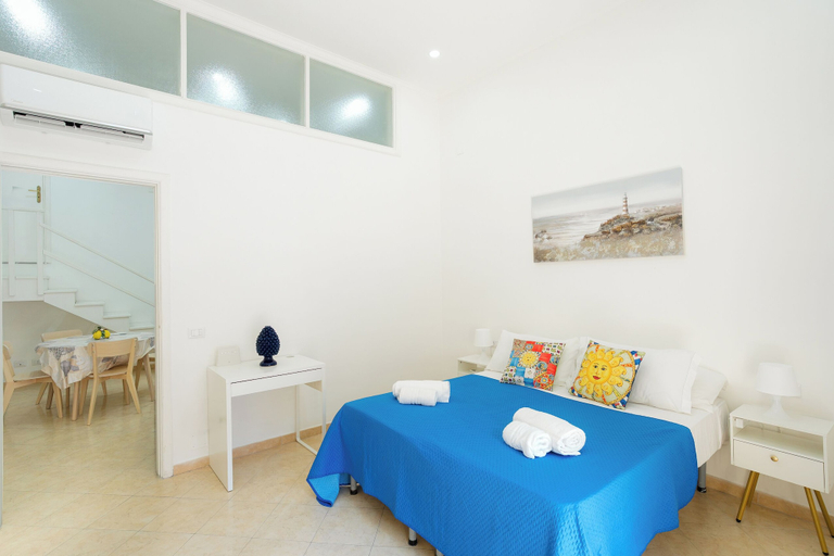 Room 2, La Marina, Napoli