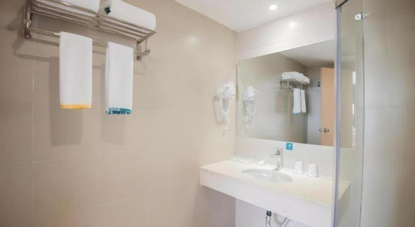 Bathroom 3, City Comfort Inn Shantou Daxue Road, Shantou