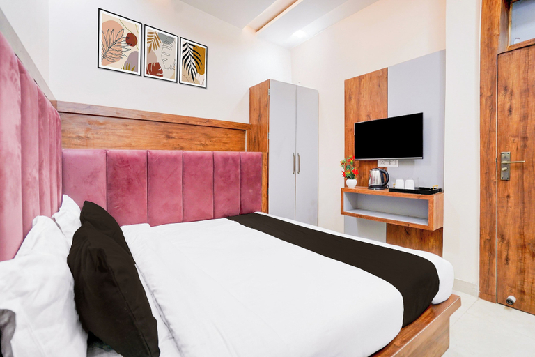 Room 3, Townhouse Govardhan, Mathura