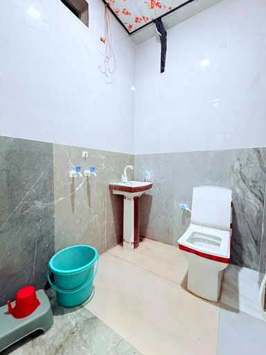 Bathroom, The Veteran House, Kullu