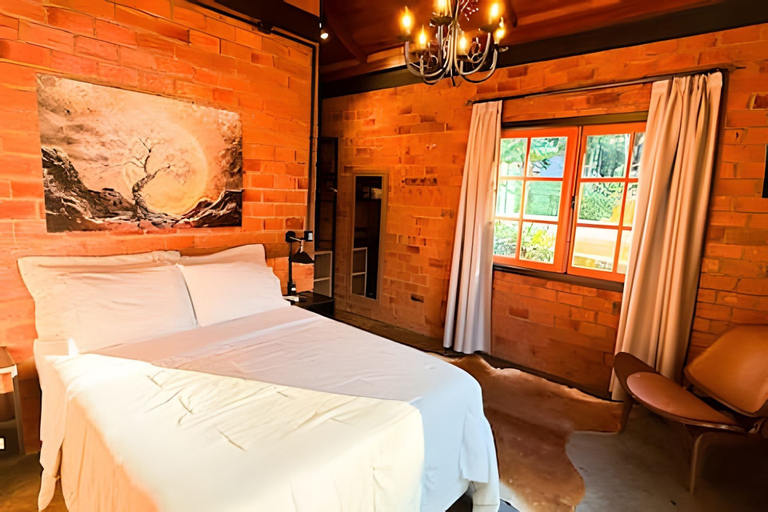 Room 4, ASA Quinta da Esmeralda Bar Pool Cabins, Itajaí