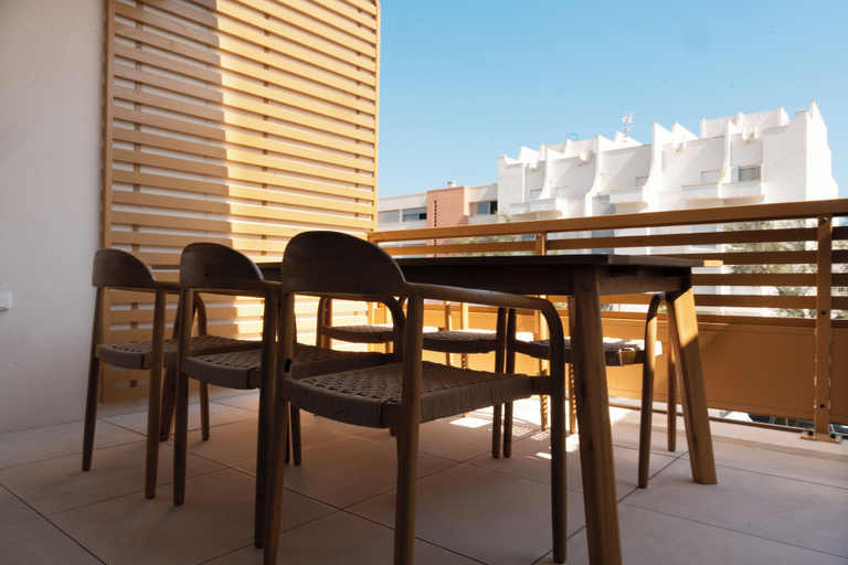Outdoor dining, Villa Lagoon, Hérault
