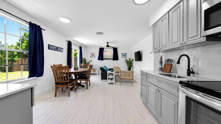 Private kitchen 4, Seaturtle Cottage by Avantstay Lakefront + Firepit + Grill Vanderbilt Beach, Collier