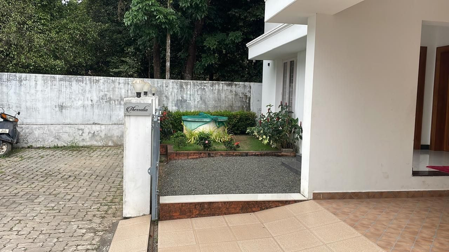 Property grounds 5, THESSALIA, Ernakulam