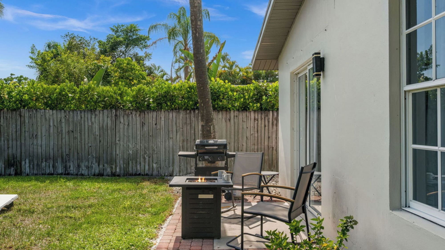 Terrace/patio 3, Seaturtle Cottage by Avantstay Lakefront + Firepit + Grill Vanderbilt Beach, Collier