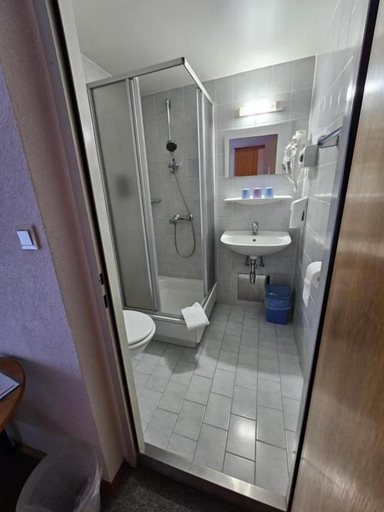 Bathroom 2, Kurhotel Renona Rehabilitation, Neunkirchen