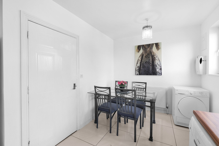 Dining 3, 4-Bed Townhouse in Thamesmead Sleeps 10, London