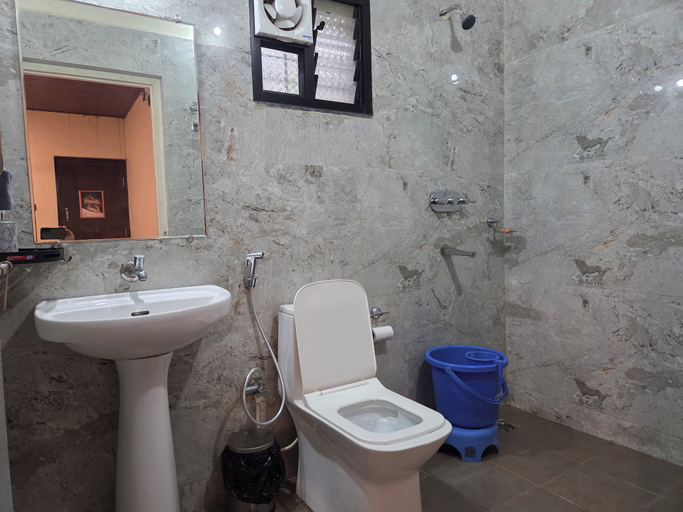 Bathroom 4, Captain's Camp, Uttara Kannada