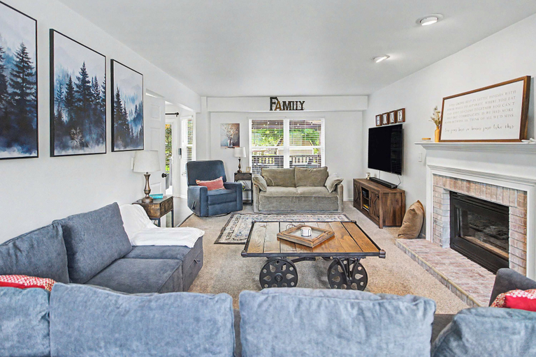 Living area 2, Taste of Home - Erlanger, Kenton