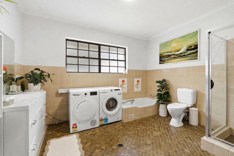 Bathroom, Spacious 3-bedroom Townhouse Near Terrigal Beach, Gosford - East