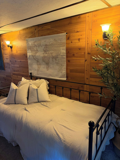 Room 3, Charming Creekside Villa With Hot tub, Hocking
