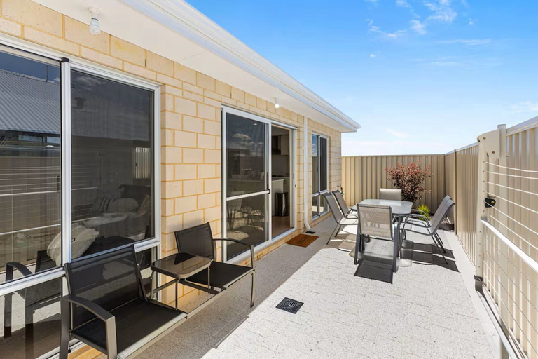 Outdoor dining, Alkimos Coastal Escape, Wanneroo