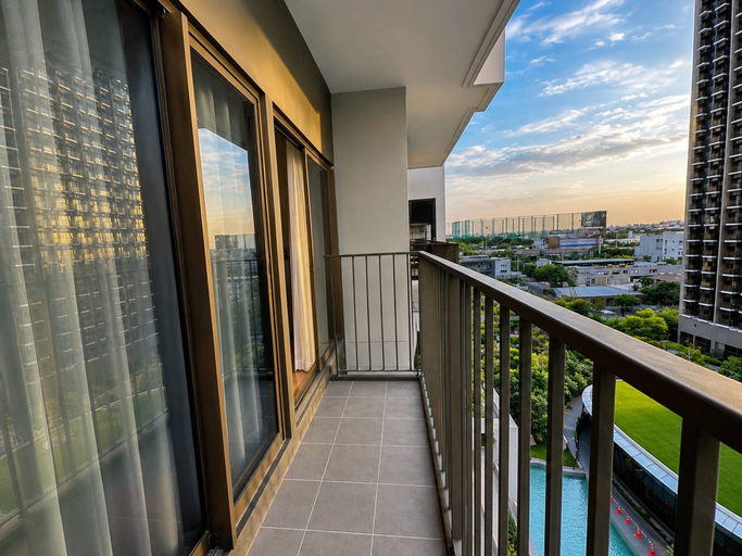 Balcony 3, 1Br Condo for Long Stay in Ekkamairamindra, Bang Kapi