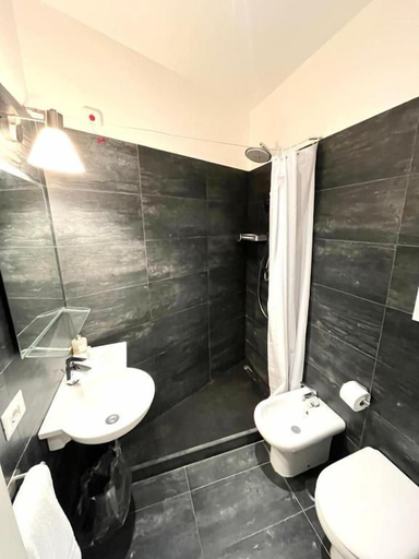 Bathroom 4, Al Cippo, Napoli