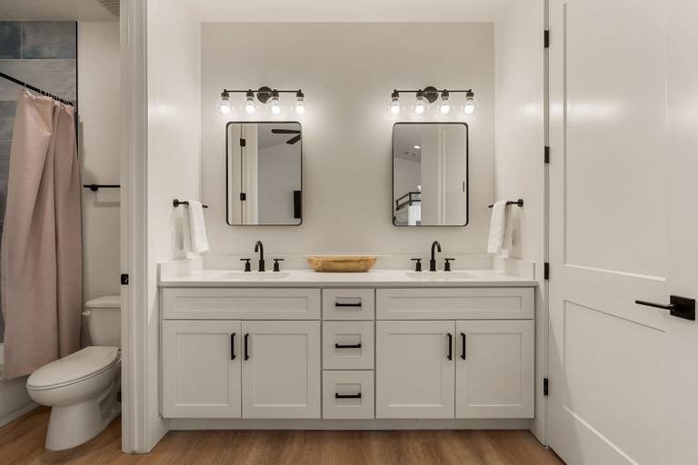 Bathroom 2, On The Rocks Shaken 6 Bedroom Home, Washington