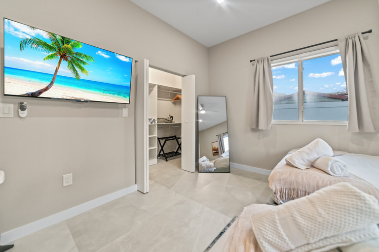 Room 2, Modern North Miami Oasis Heated Pool, Miami-Dade