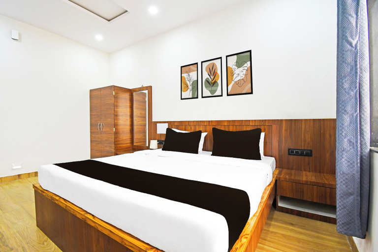 Room 4, Hotel O Mana Camp Near Airport, Raipur