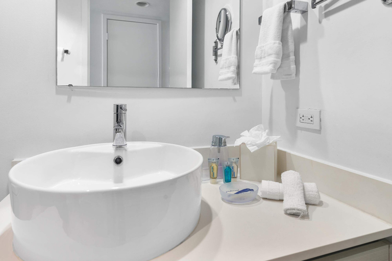Room 3, Deluxe Apartment With Balcony Gym Pool, Broward