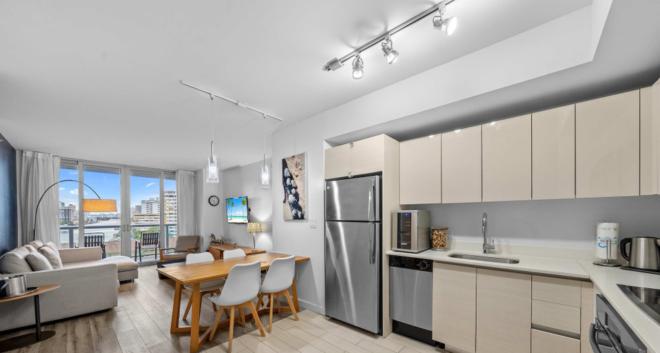 Room 5, Amazing Apt w Bay View Balcony - Near Beach, Broward