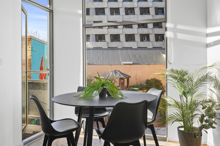 Dining 5, Stylish 2-bed Apartment Near Melbourne Central, Melbourne