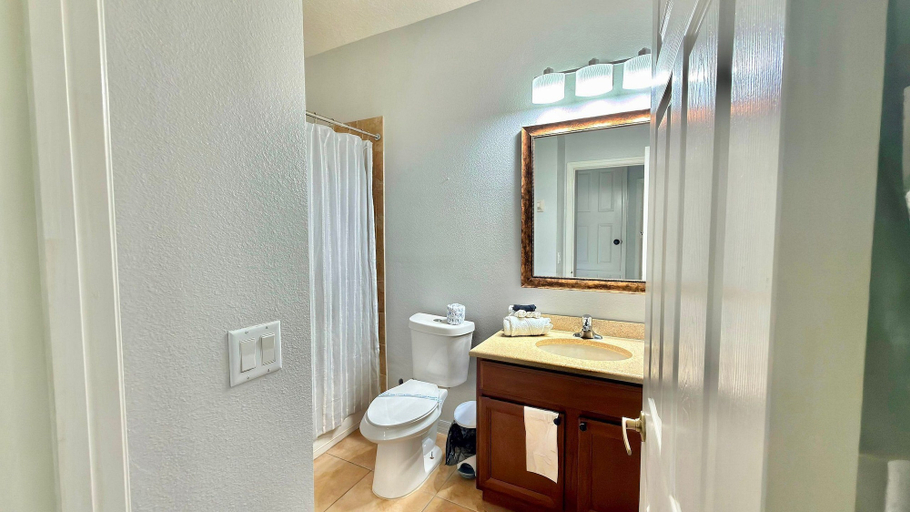 Bathroom 2, 2BR Condo Near Disney Pool & Resort Amenities, Osceola