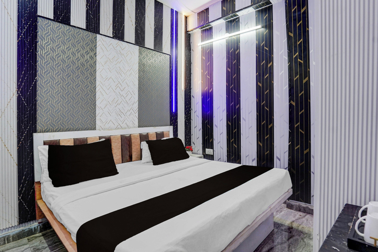Room 4, Hotel O Sector 121 Gaur City Mall Noida, Gautam Buddha Nagar