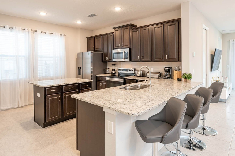 Private kitchen 5, Encore Estate, 6br, 10 Min to Disney, Osceola