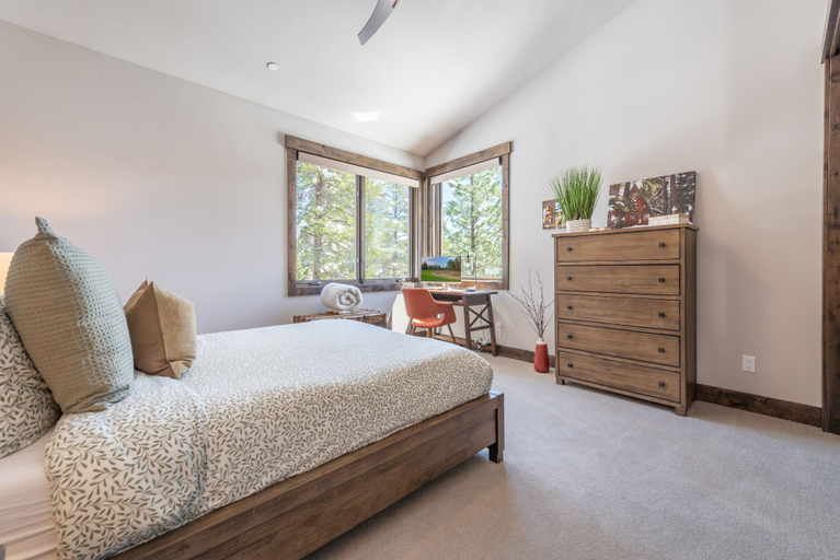 Room 5, Gray's Crossing Golf Estate 4 Bedroom Home, Nevada