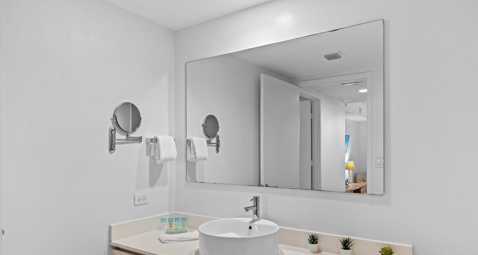 Room 5, Peaceful Bay View Apartment Near Beach, Broward