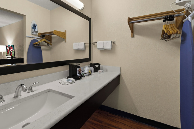 Bathroom 4, Red Roof Inn & Suites Cave City, Barren