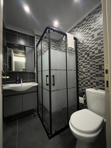 Bathroom, Tramvay Pansiyon, Izmit
