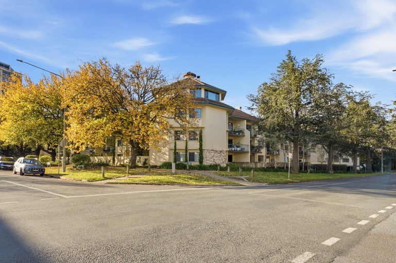 Exterior 4, Stylish 2-bed Apartment in Kingston, Canberra