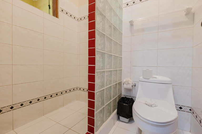 Bathroom 2, Hotel Tres Banderas, Aguirre
