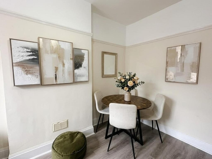 Dining room 3, Stylish 3-bed Apartment - Caterham - Sleeps 5, Surrey
