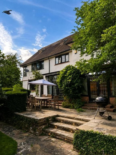 Outdoor dining, Brook House, Buckinghamshire