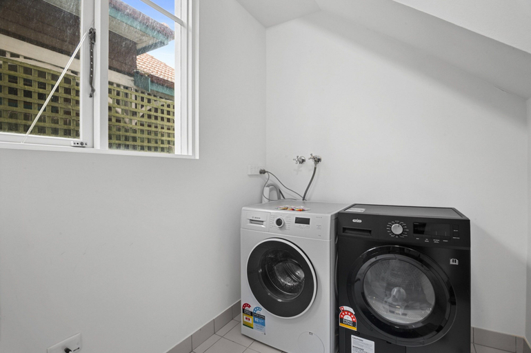 Bathroom 2, Poolside Art Deco Apartment in St Kilda West, Melbourne