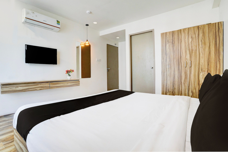 Room 4, Collection O Vesu Surat, Surat