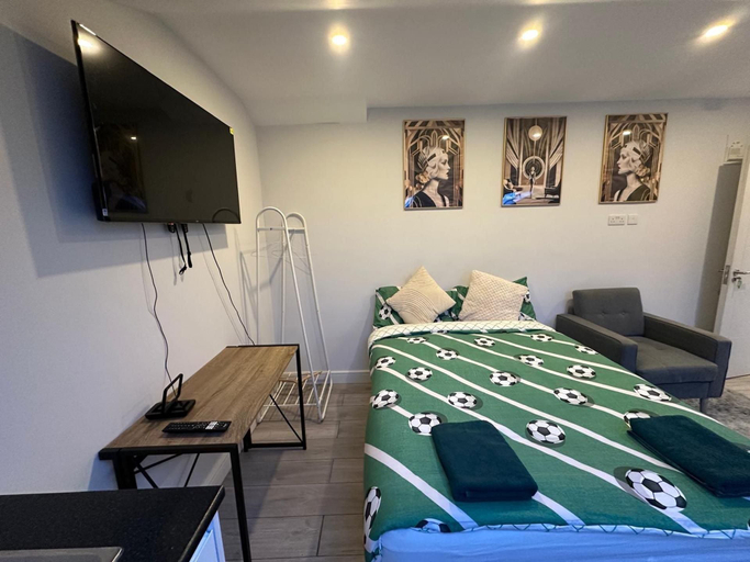 Room 4, Apartment Sleeps 3 Near High Street, London