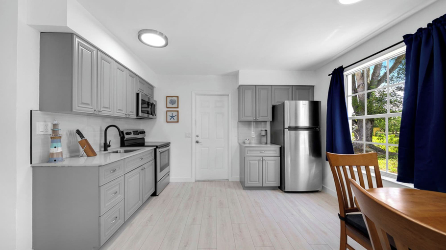 In-room dining, Seaturtle Cottage by Avantstay Lakefront + Firepit + Grill Vanderbilt Beach, Collier