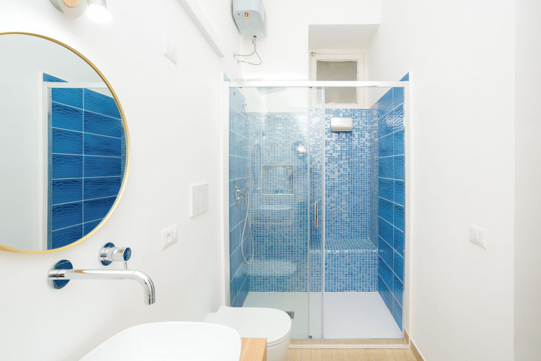 Bathroom 5, La Marina, Napoli
