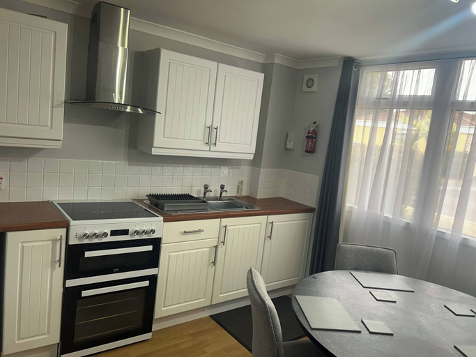 Interior 5, Spacious 2BR Villa 10 min Beach Parking & Wifi, Devon