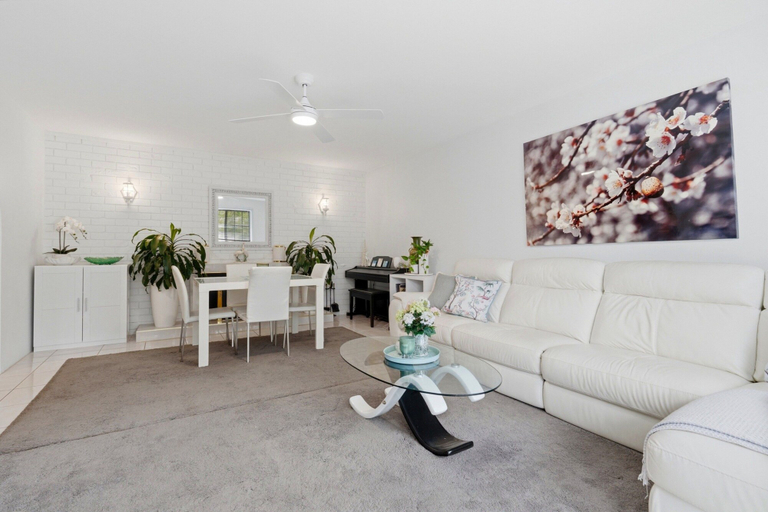 Living room 2, Spacious 3-bedroom Townhouse Near Terrigal Beach, Gosford - East